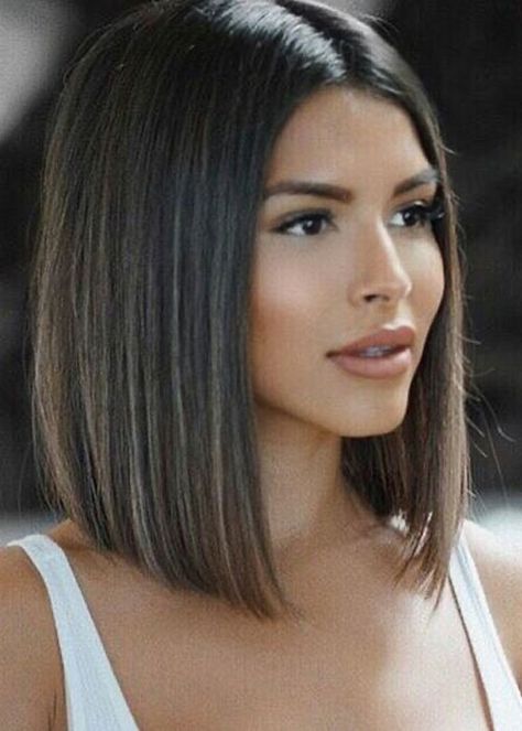 Les carrés les plus tendances pour un look rafraîchissant Bob Lung, Sleek Short Hair, Kort Bob, A Bob, Shoulder Length Hair Cuts, Short Hair Balayage, Haircuts For Medium Hair, Haircuts Straight Hair, Short Hair Haircuts