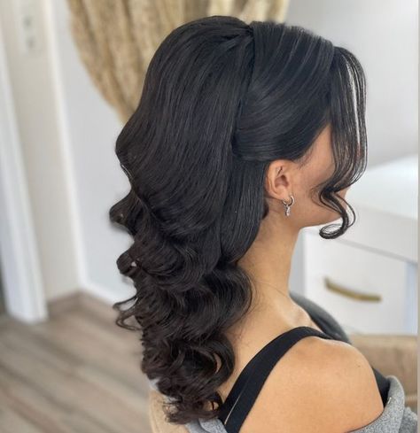 Wedding Medium Hairstyles, Madrina Hairstyles, Sleek Prom Hair, Bridal Hair Down, Wedding Hairstyles And Makeup, Hairstyles Design, Wedding Hair Up, Wine Hair, Guest Hair