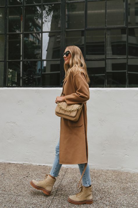 Beige Suede Boots Outfit, Botas Beige Outfit, Tan Combat Boots Outfit, Beige Combat Boots Outfit, Beige Ankle Boots Outfit, Beige Shoes Outfit, Combat Boots Outfit Fall, Beige Combat Boots, Tan Boots Outfit