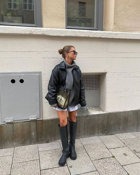 Rainboots Outfit, Rain Boot Outfit, Blazer En Cuir, Matilda Djerf Style, Rain Outfit, Winter Boots Outfits, Black Boots Outfit, Style Parisienne, High Boots Outfit