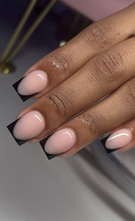 Basic Nails Black Women, Black French Natural Nails, Black Short French Tip Nails, Short Black Acrylics, Pink And Black French Tip Nails, Black French Tip Nails Short, Short Square Manicure, Short Black French Tip, Short Black French Tip Nails