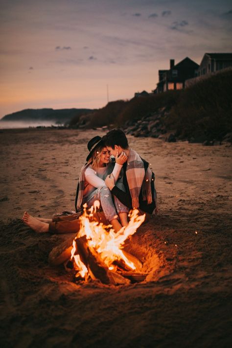 oregon-session-photographer-clothing-cannon-beach-coast-engagement Outdoor Couple Pictures, Camping Photoshoot, Pre Wedding Photoshoot Props, Photographer Outfit, Picnic Engagement, Beach Fire, Pre Wedding Photoshoot Outfit, Wedding Photoshoot Props, Outdoor Couple