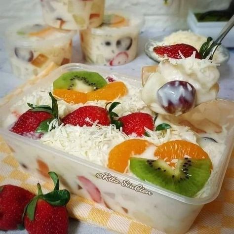 Foto Salad Buah Aesthetic, Dessert Yogurt, Resep Juice, Jelly Cups, Salad Buah, Resep Salad, Weird Food, Cake Decorating Techniques, Fruit Recipes