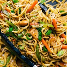 Chicken Chow Mein - Chelsea's Messy Apron Receta Pasta, Fry Noodles, Minute Chicken, Chow Mein Recipe, Chelsea's Messy Apron, Spiralized Zucchini, Chicken Chow Mein, Stir Fry Noodles, Chicken Bites