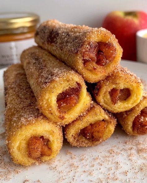 Fitwaffle Kitchen | Eloise on Instagram: “APPLE PIE FRENCH TOAST ROLLS 😍 I think these might be my favourite French toast rolls I’ve made! I just absolutely LOVE apple pie 🤤 The…” Fitwaffle Kitchen, Apple Pie French Toast, Sweet French Toast, French Toast Roll Ups, Cinnamon Apple Pie, French Toast Rolls, Pumpkin Pecan Pie, Soft Bread, Pumpkin French Toast