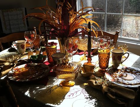 Thanksgiving amber glass table setting Amber Glass Thanksgiving Table, Amber Glass Table Setting, Glass Table Setting, Amber Glass Table, Dinner Fall, Set A Table, Thanksgiving Table Settings, Thanksgiving Table, Cozy Space