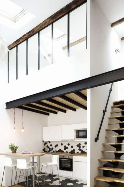 cuisine ouverte mezzanine verrière noire poutre bois Loft Mezzanine Ideas, Design Case Mici, Mezzanine Loft, Design Casa Piccola, Wohne Im Tiny House, Asma Kat, Mini Loft, Casa Loft, Loft Interior Design