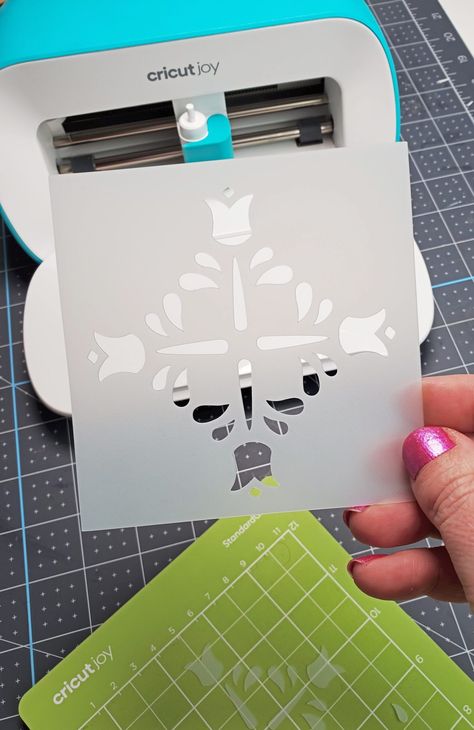 making reusable stencil cricut Stencil Vinyl Cricut, Cricut Beginner How To Use, Cricut Projects Unique, Cricut Stencils Templates Free, Cricut Inspiration Projects, Beginner Cricut Maker Projects, Cricut Drawing Projects, Cricut Stencils Templates, Make A Stencil With Cricut