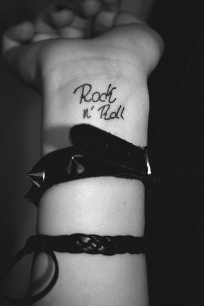 🎶 Rock N Roll Tattoo, Tattoo Letras, Rock And Roll Fashion, Rock N Roll Style, Estilo Rock, I'm With The Band, Bracelet Leather, Word Tattoos, Skin Art