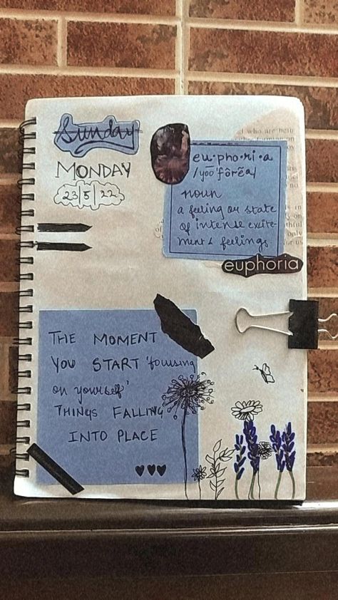 Mini Art Journal, Creating A Bullet Journal, Bullet Journal Cover Ideas, Bullet Journal Mood Tracker Ideas, Journal Idea, Bullet Journal Paper, Diary Decoration, Diy Journal Books, Drawing Journal