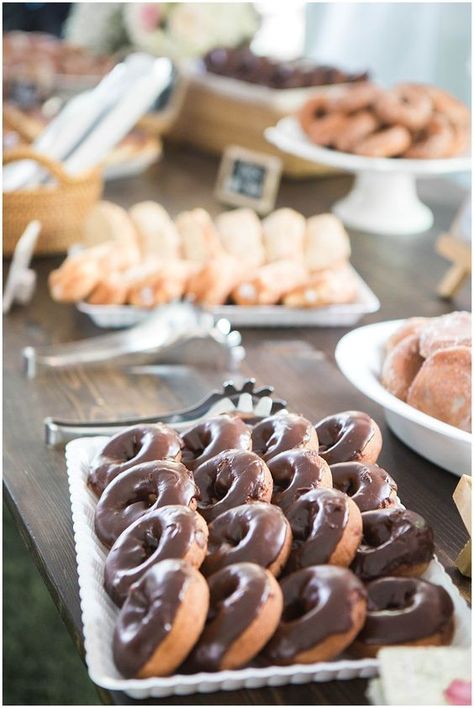 Dessert Station Wedding, Dessert Donut, Donut Tray, Donut Display, Wedding Donuts, Donut Dessert, Donut Decorations, Donut Bar, Dessert Station