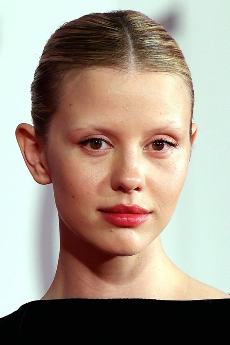 Mia Goth, Beautiful Actress Mia Goth Makeup Look, Mia Goth Outfit, Mia Goth Makeup, Goth Makeup Looks, Portraits Female, Mia Goth, Goth Outfit, Goth Makeup, Female Actresses