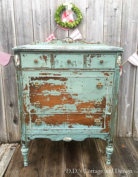 D.D.'s Cottage and Design: Chippy Goodness in a Dresser Chippy Painted Furniture, Milk Paint Furniture, Dresser Painted, Blue Dresser, Shabby Chic Dresser, Miss Mustard Seeds, Mustard Seeds, Deco Retro, Peeling Paint