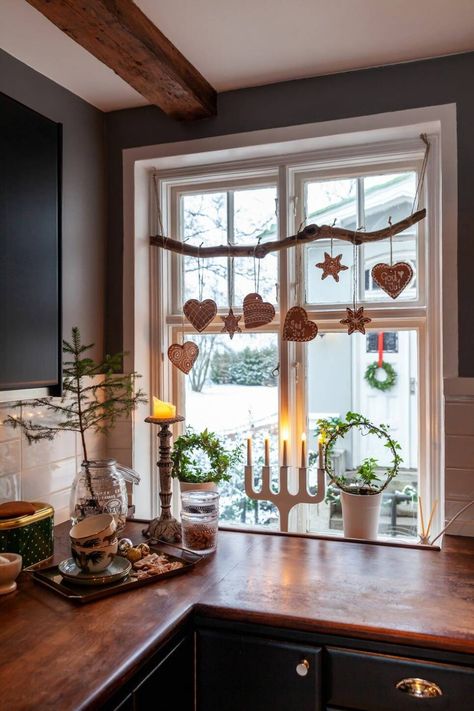 Natal Natural, Jul Diy, Scandi Christmas, Swedish Christmas, Christmas Interiors, Natural Christmas, Christmas Inspo, Nordic Christmas, Christmas Window