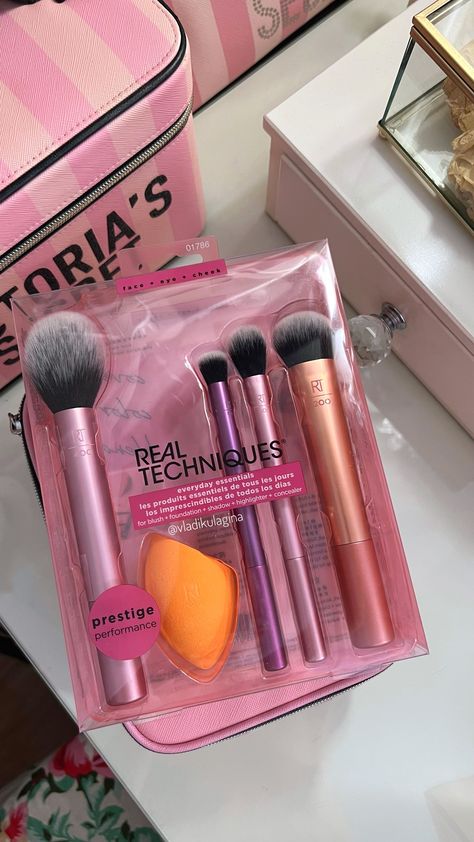 Спонж Beauty Blender, Beauty Blender Real Techniques, Real Techniques Setting Brush, Beauty Blender Set, Essential Makeup Brushes, Makeup Blender Sponge, Real Techniques Brushes, Makeup Brushes Guide, Makeup Blender