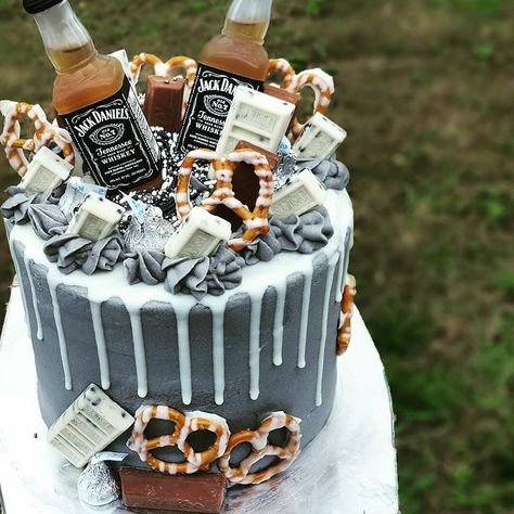 Cake With Liquor Bottles On Top, Cake Designs With Alcohol Bottles, Cake Liquor Design, Cakes With Bottles On Top, 18th Birthday Cake Alcohol Bottles, 21 Number Cake With Alcohol, Alcohol Decorated Cakes, Mini Alcohol Bottle Cake, Cakes With Alcohol Bottles