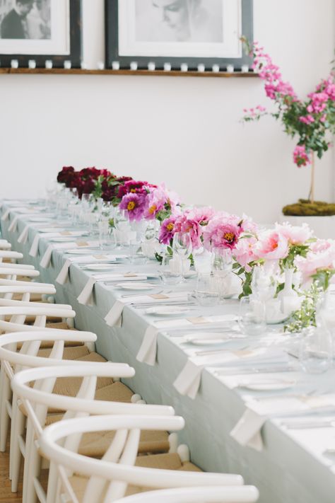 DIY ombre mason jar centerpiece: http://www.stylemepretty.com/2015/05/09/the-prettiest-ombre-wedding-details/ 2016 Wedding Trends, Ombre Flowers, Blue Photography, Ombre Wedding, Floral Wedding Decorations, Elegant Dinner Party, Wedding Centerpieces Diy, Elegant Dinner, Long Table