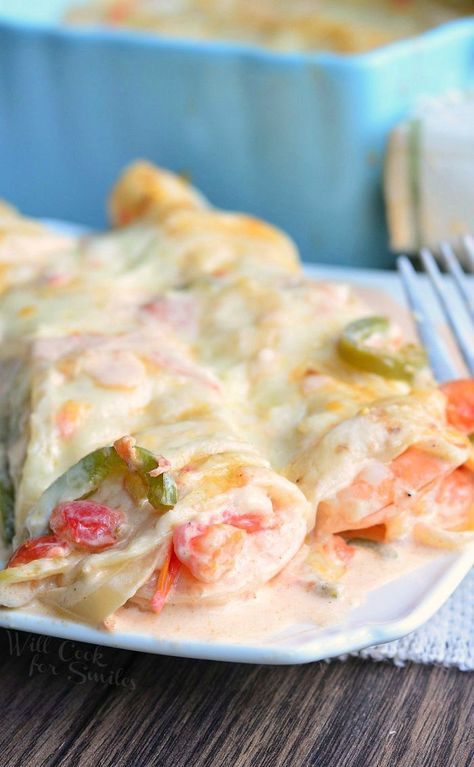 Creamy Shrimp Enchiladas, Seafood Enchiladas, Shrimp Enchiladas, Different Types Of Food, Creamy Shrimp, Shrimp Dishes, Enchilada Recipes, Seafood Dinner, Quesadillas