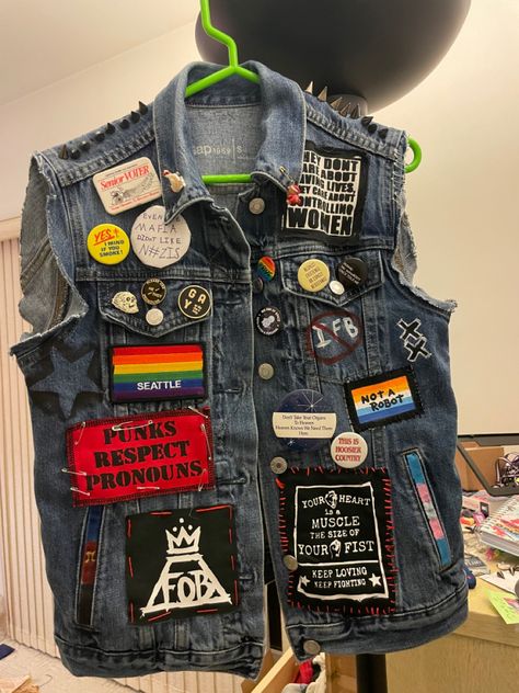 Queer Battle Jacket, Punk Denim Jacket Diy, Punk Vest Ideas, Punk Vest Outfit, Battle Vest Punk, Battle Vest Outfit, Jacket Patches Ideas, Alt Patches, Battle Vest Ideas