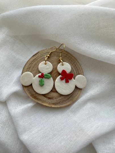 Super cute Christmas Mickey earrings! Rancho Cucamonga California, Mickey Earrings, Christmas Mickey, Rancho Cucamonga, Fall Earrings, Disney Diy, Halloween Earrings, Disney Trip, Disney Christmas