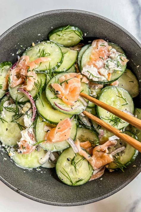 This tasty entire cucumber salad with smoked salmon, everything bagel seasoning, and cream cheese is a fantastic dish! Cucumber And Salmon Salad, Smoked Salmon Recipes Lunch, Smoked Salmon Cucumber Salad, Salmon Cucumber Salad, Salmon Everything Bagel, Pickled Snacks, Cucumber Ribbon Salad, Everything Bagel Cucumber, Cubed Salmon