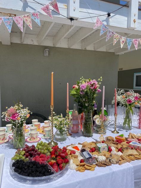 Garden Brunch Aesthetic, Backyard Table Ideas Party, Backyard Garden Party Ideas, Birthday Lunch Aesthetic, Midsommar Party Aesthetic, Garden Party Grad Party, Garden Birthday Party Food, Birthday Floral Decorations, Garden Party Appetizers