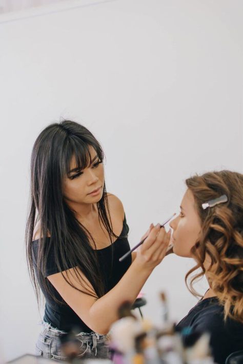 Business Photoshoot Makeup, Makeup Artist Doing Makeup, Makeup Artist Attire, Makeup Artists Photoshoot, Makeup Artist Poses, Makeup Artist Portrait, Makeup Artist Photoshoot Ideas Portraits, Make Up Artist Branding Photos, Branding Photoshoot Makeup Artist