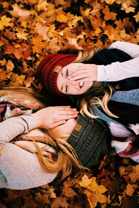 Best Friend Pictures Photo Shoots, Friend Senior Pictures, Autumn Photography Portrait, Cc Beanies, Brooklyn Photography, Fall Photo Shoot Outfits, Sisters Photoshoot Poses, Patch Outfit, Fall Friends