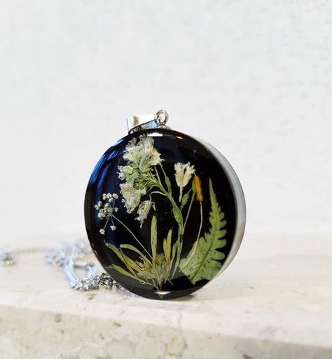 Black Resin With Flowers, Resin With Flowers, Botanical Resin, Resin Decor, Flower Resin Jewelry, Epoxy Resin Diy, Resin Pendants, Resin Jewelry Diy, Flower Resin