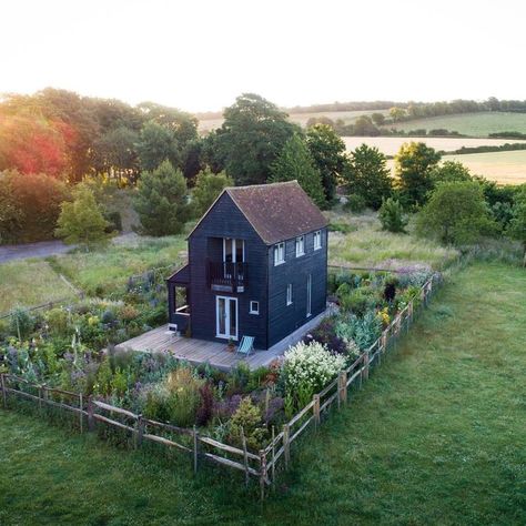 Cafe Garden, Garden Cafe, Garden Aesthetic, Have Inspiration, Rooftop Garden, Magical Garden, Garden Inspired, Style At Home, Cabins In The Woods