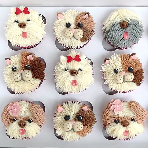 Puppies and kitties for the birthday girls. 🐶🐱#cupcakes #pupcakes #dogcupcakes #catcupcakes #buttercream #cakeart Donat Glaze, Cupcake Pics, Puppy Cupcakes, Cupcakes Design, Dog Cupcakes, Cat Cupcakes, Buat Pita, Puppy Cake, Cupcakes Decorados