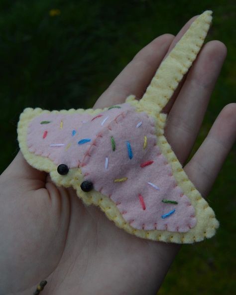 Daisy (@peachesnplushies) • Instagram photos and videos Felt Stingray Pattern, Home Made Stuffed Animal, Kawaii Sewing Ideas, How To Sew Felt, Cute Sewing Ideas Easy, Kawaii Felt Plushies, Spring Crafts For Teens, Felt Crafts Food, Kawaii Sewing Projects