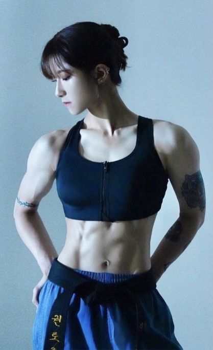 Workout Pose Reference Drawing, Gesture Drawing Photography, Anatomy References Pose, Body Anatomy Reference Photography Woman, Women Muscles Reference, Muscular Woman Aesthetic Anime, Women With Abs Reference, Pose Reference Muscular Female, Muscular Woman Photo Reference