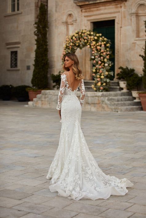 Abri - All About Love - Milla Nova Lace Bride Dress, Long Sleeve Lace Open Back Wedding Dress, Elegant Wedding Dress Mermaid Open Backs, Wedding Dresses Glam, Wedding Dresses Mermaid With Sleeves, Lace Fitted Wedding Dress With Sleeves, Twilight Inspired Wedding Dress, Lace Sleeved Wedding Dress, Boho Flowy Wedding Dress