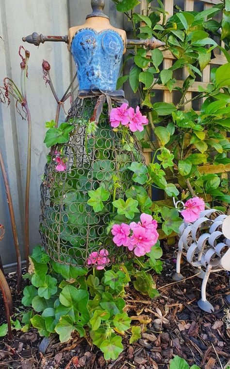 Wire Mannequin, Dress Form Decor, Wire Dress Form, Vertical Gardening Ideas, Mannequin Decor, Garden Center Displays, Chicken Wire Crafts, Pinterest Garden, Backyard Garden Layout