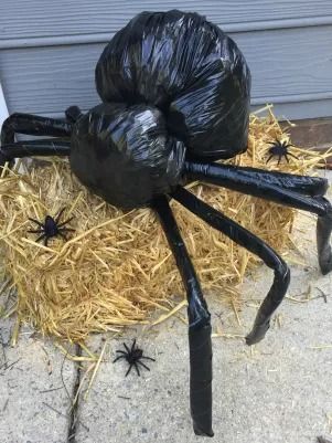 Giant DIY Halloween Spider - The Craft Crib Diy Halloween Spider, Läskig Halloween, Dekorasi Halloween, Halloween Diy Outdoor, Halloween Spider Decorations, Halloween Outside, Spider Decorations, Easy Diy Halloween Decorations, Halloween Decorations Outdoor