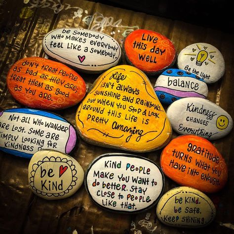 KINDNESS rocks CATSKILL 🎨❤️ on Instagram: “Be somebody who makes everybody feel like a somebody . . . #kindnessrockscatskill #thekindnessrocksproject #kindnessrocks #arteveryday…” Painted Stones Ideas, Rock Games, Kindness Projects, Rocks Painted, Stone Art Painting, Painted Rocks Kids, Cute Inspirational Quotes, Painted Rocks Diy, Flower Rangoli