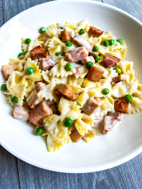 bowtie pasta in a plate with ham and peas Ham Peas Pasta, Ham And Peas Pasta, Dinner With Ham, Ham Peas And Pasta, Ham And Peas, Peas Pasta, Béchamel Sauce, Easy Pasta Dinner, Easy To Make Dinners