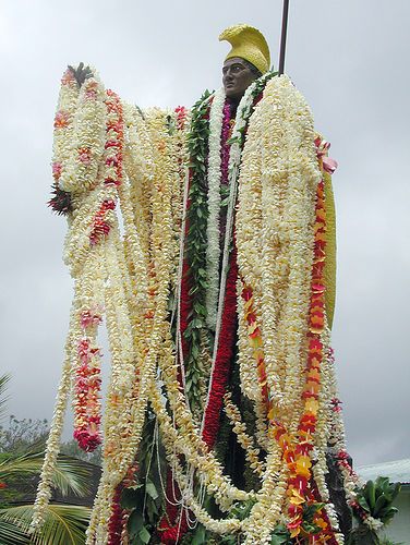 King Kamehameha this is the Big Island statue, which was the original.  Been to see it many, many times. Hawaiian History, King Kamehameha, Hawaiian Lei, Hawaii Homes, Polynesian Culture, Hawaii Life, Aloha Hawaii, The Big Island, Vintage Hawaii