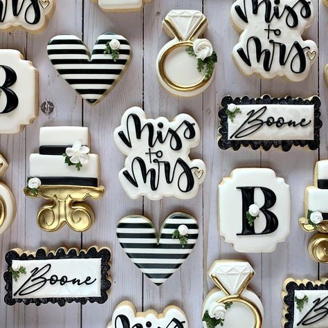 MS Cookie Co. on Instagram: “I think I could make black & white cookies all. the. time. ⚪️⚫️⚪️ #mscookieco #bridalshowercookies #blackandwhitecookies #ringcookies…” Black And White Wedding Cookies, Black White Cookies, Wedding Cookies Decorated, Black Corsage, Pearl Bridal Shower, Wedding Shower Cookies, Bachelorette Cookies, White Cookies, Engagement Cookies