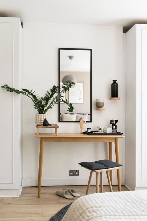 Small Scandi Bedroom Ideas, Tiny Square Bedroom Ideas, Chair In Small Bedroom Ideas, Tiny Space Decor, Vanity In Small Bedroom, Minimal Room Bedroom, Small Nordic Bedroom, Desk In Small Bedroom, Small Room Vanity Ideas