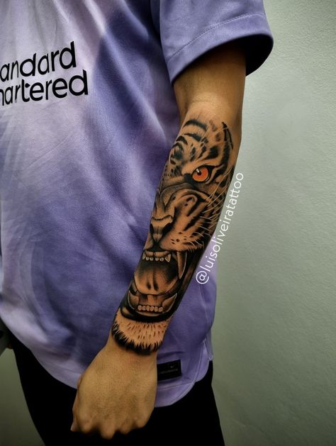 Incrível ideia de tatuagem! Safari Animal Tattoos Sleeve, Tattoos 2024, Animal Sleeve, Animal Sleeve Tattoo, Lion Tattoo Sleeves, Animals Tattoo, Manga Tattoo, Full Arm Tattoos, Tattoo Sleeves