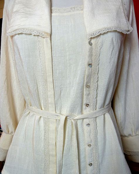 The Armistice Blouse from Folkwear patterns, shown here in a beautifully made version on A Stitching Odyssey blog. Armistice Blouse, Edwardian Garden, Homestead Wardrobe, History Bounding, 19th Amendment, Victorian Skirt, Historical Clothes, Contemporary Clothes, 1910s Fashion