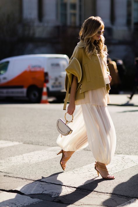 Idea to style my Mais Il Est Ou Le Soleil? oversized orange pleated pants High Fashion Tshirts, Nyfw Street Style Spring 2023, London Fashion Spring, Mock Neck Outfit, Trend Bags, Sydney Fashion Week, Genie Pants, Moda Paris, Style Winter