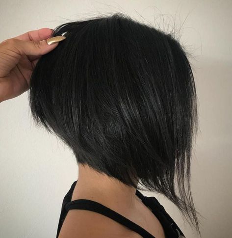 58 short haircuts on women that are absolute show-stoppers Chinese Bob, Angled Bob Haircuts, Inverted Bob Hairstyles, Brown Hair Shades, Kadeřnické Trendy, Fesyen Rambut, Really Short Hair, Black Bob, Inverted Bob