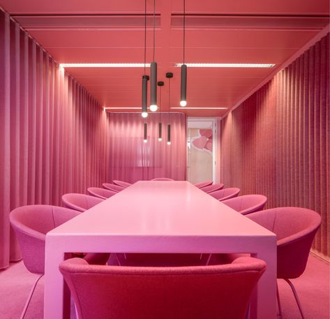 Tasty monochrome II  This Bucket Chair by Richard Hutten for Lensvelt Pink Corporate Office, Business Office Design, Future Office, Pink Office, Dream Office, Office Inspo, Pink Interior, Contract Furniture, Pink Houses