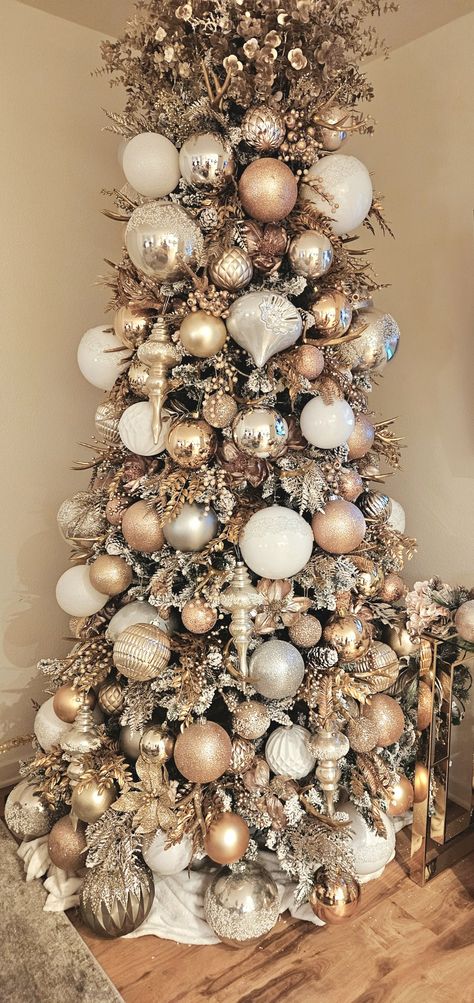 My Christmas Tree for 2023! I used white, gold, silver, champagne, rose gold and pearl ornaments. I also used gold foliage and antlers to give it a rustic touch. #ChristmasTree #GoldDecor #christmasdecor #Christmas #ornaments Gold Tree Ornaments, Golden Christmas Tree Decorating Ideas, Champagne Ornaments Christmas Tree, Christmas Tree Champagne Color, Coastal Chateau, White And Champagne Christmas Tree, Gold And Cream Christmas Tree, Christmas Tree White Gold, Beige Christmas Decor