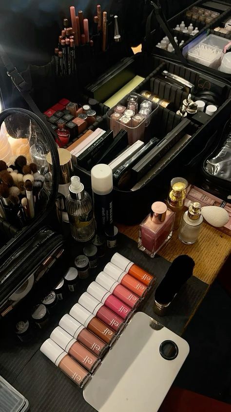 2025 Vision Board Makeup Artist, Professional Mua Kit, Makeup Artist Vanity, Make Up Artist Vision Board, Travel Makeup Artist, Makeup Artist Aesthetic Vision Board, Makeup Artist Lifestyle, Makeup Studio Aesthetic, Makeup Artist Aesthetic Job