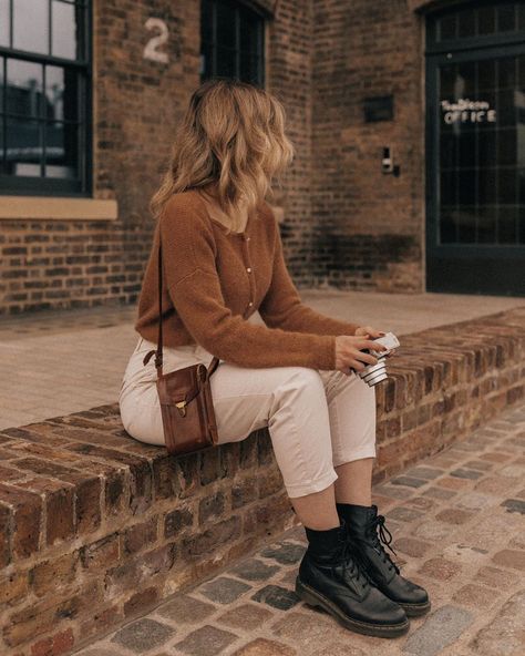 Fall Outfit Elegant, Autumn Cosy Outfit, Outfits With Brown Hair, Prefall 2024 Outfit, Cosy Autumn Outfits, Boho Autumn Outfits, Brown Jumper Outfit, Vintage Autumn Outfits, Sarah Mantelin