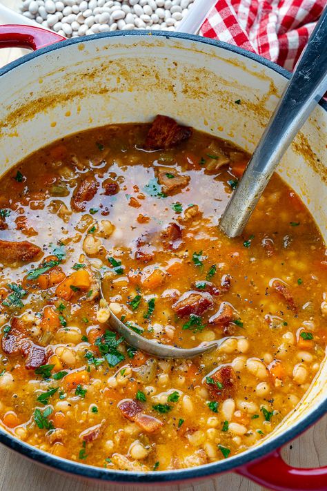 A simple and amazingly tasty bacon and bean soup; pure comfort in a bowl! Bean And Bacon Soup, Bacon Soup, Bean Soup Recipes, Savory Soups, Fall Soups, Soup And Stew, Soup And Sandwich, Easy Soups, Easy Soup Recipes